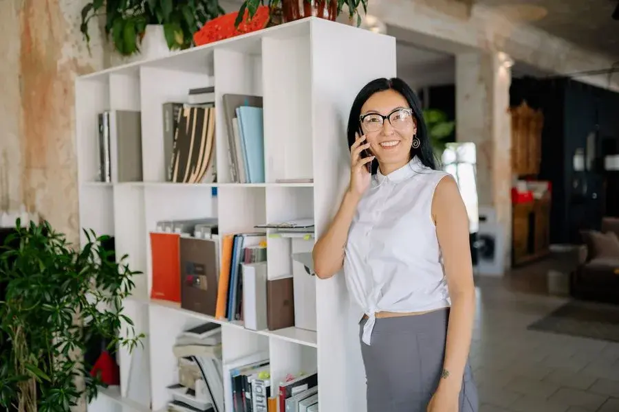 Persona atendiendo una llamada de un cliente