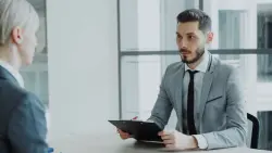 Calendario con761 escribiendo en un papel